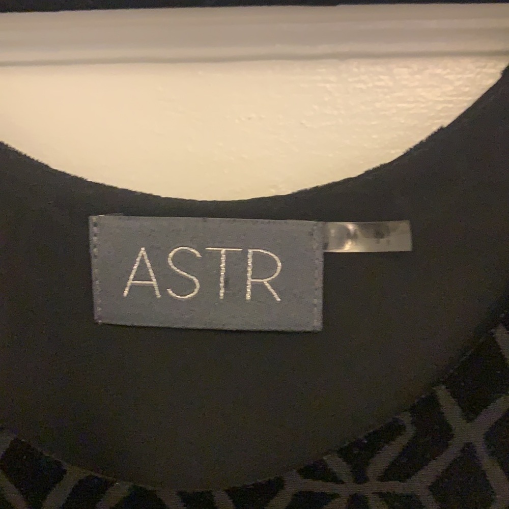 ASTR sleeveless, velvet top. Size M - Picture 3 of 3